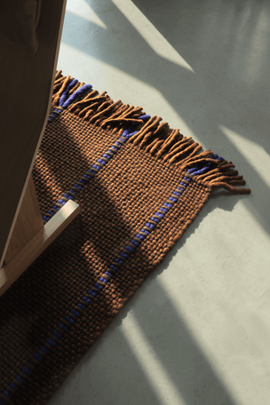 Wollteppich Braun Layered Cord Blue Brown, Detail von Gewebe und Fransen