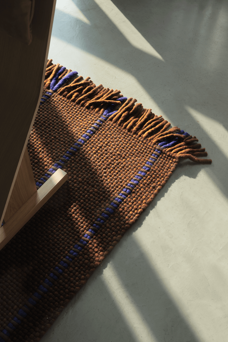 Wollteppich Braun Layered Cord Blue Brown, Detail von Gewebe und Fransen