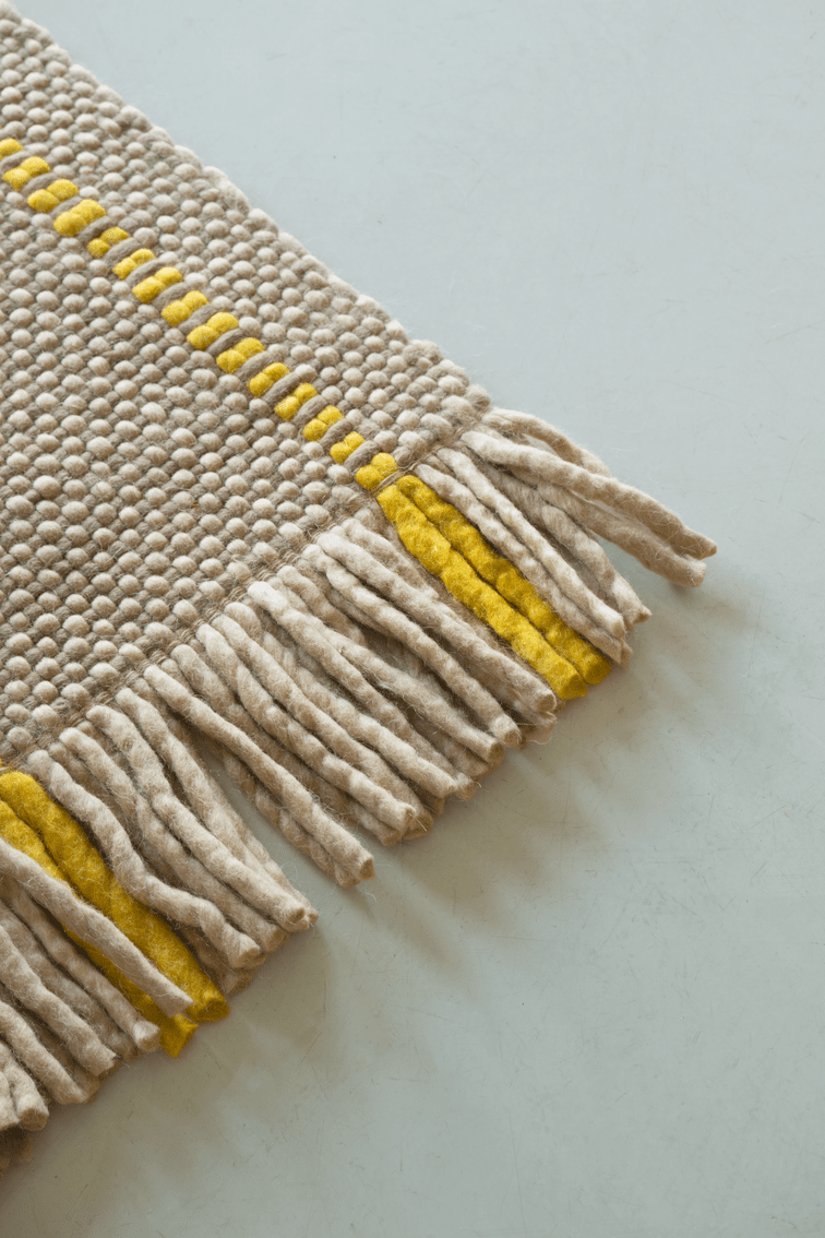 Wollteppich Gelb Layered Cord Yellow Oatmeal, Detail von Gewebe und Fransen