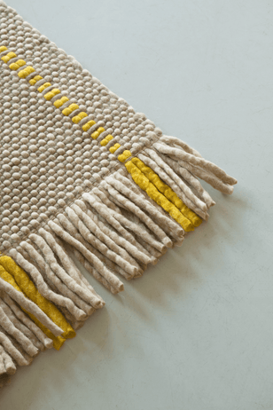 Wollteppich Gelb Layered Cord Yellow Oatmeal, Detail von Gewebe und Fransen
