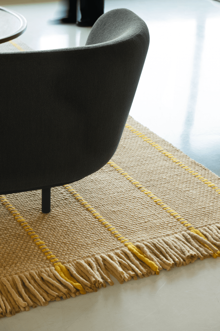 Wollteppich Gelb Layered Cord Yellow Oatmeal, Detail von Gewebe und Fransen
