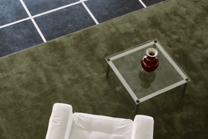 Wollteppich Oliv Layered Solid Wool Capulet Olive, Nahaufnahme im Wohnraum