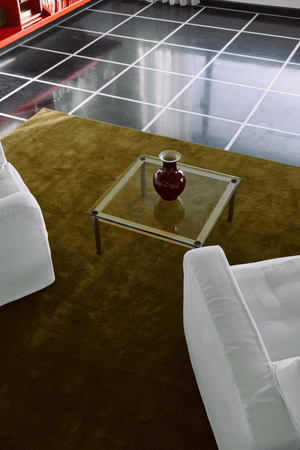 Wollteppich Khaki Layered Solid Wool Green Umber, Nahaufnahme im Wohnraum