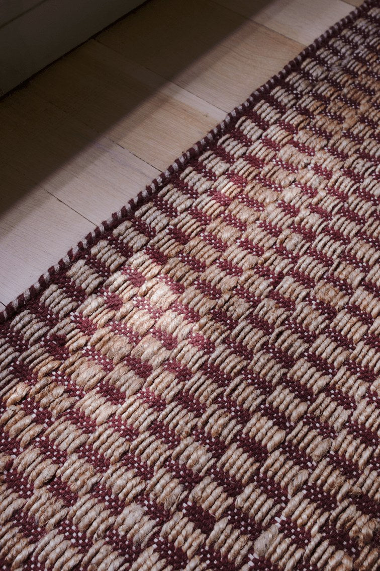 Juteteppich Weinrot Layered Barley Burgundy, Detail des Gewebes aus Jute und Wolle