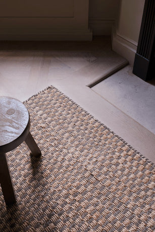 Juteteppich Braun Layered Barley Chestnut, Detail des Gewebes aus Jute und Wolle