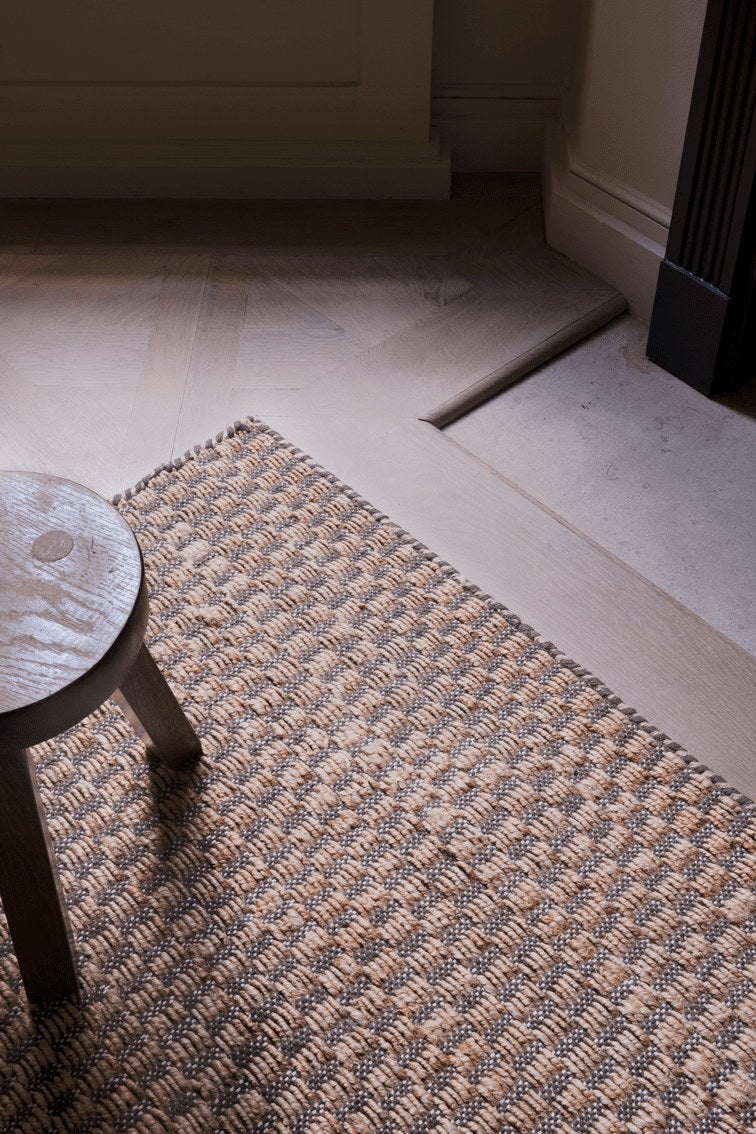 Juteteppich Braun Layered Barley Chestnut, Detail des Gewebes aus Jute und Wolle