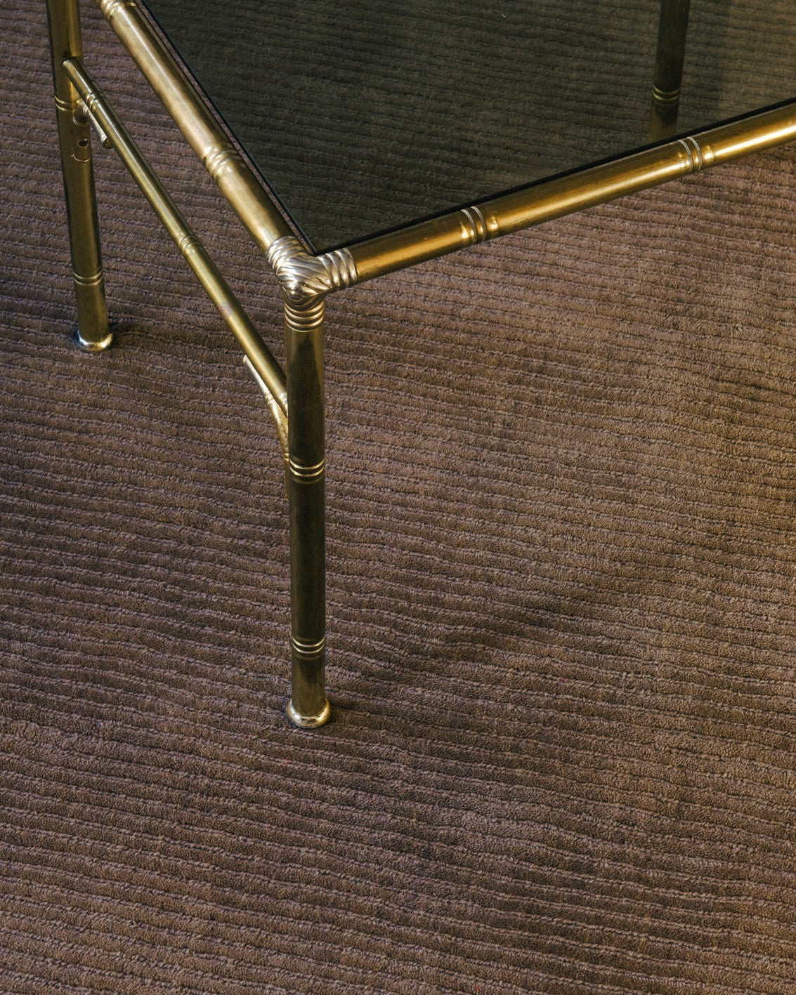 Wollteppich Braun Layered Drift Wool Walnut, Nahaufnahme im Wohnraum