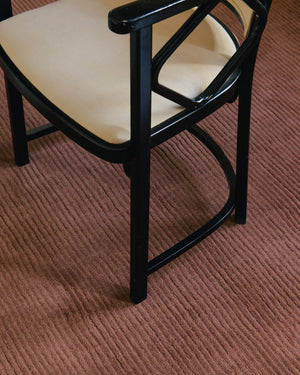 Wollteppich Rostrot Layered Drift Wool Rust, Nahaufnahme im Wohnraum