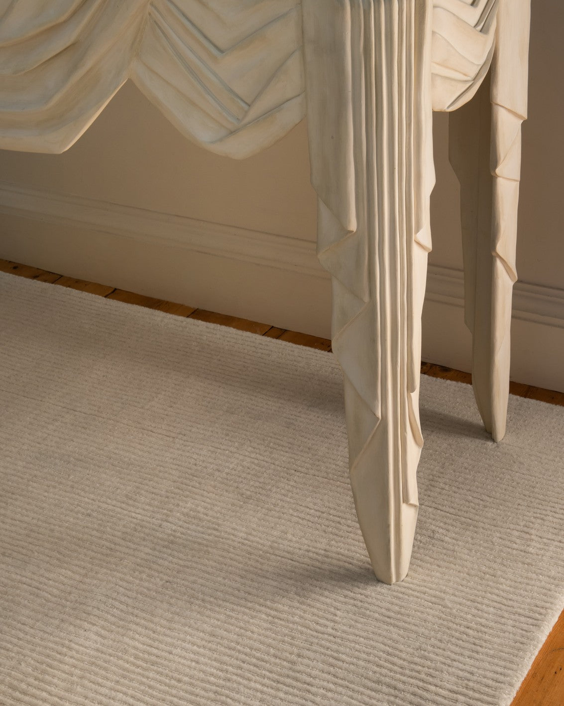 Wollteppich Beige Layered Drift Light Oatmeal, Nahaufnahme im Wohnraum