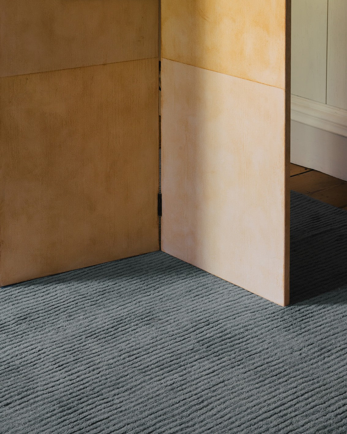 Wollteppich Blau Layered Drift Wool Dusty Blue, Nahaufnahme im Wohnraum