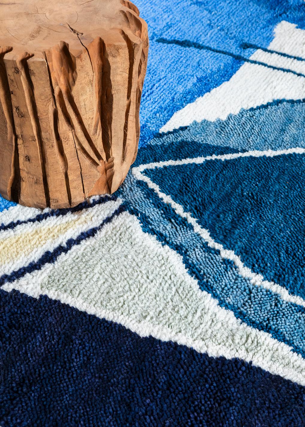 Wollteppich Blau Layered Heather Chontos Blue Lake, Detail der handgeknüpften Wolle