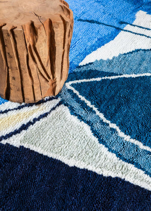 Wollteppich Blau Layered Heather Chontos Blue Lake, Detail der handgeknüpften Wolle