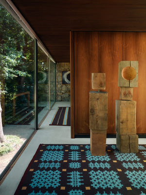 Wollteppich Layered Tom Morris Ryg Olwen Blue, im Wohnraum