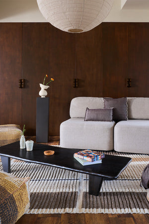 Lorena Canals Columns Natural Wollteppich, im Wohnraum