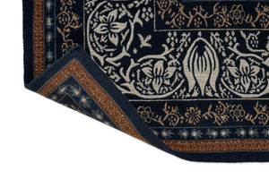 Morris & Co Borage Blue Teppich, Detail von umgeschlagener Ecke und Rücken