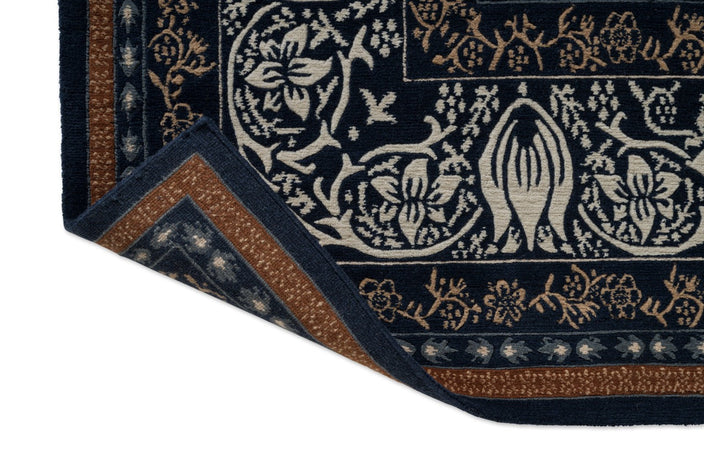 Morris & Co Borage Blue Teppich, Detail von umgeschlagener Ecke und Rücken