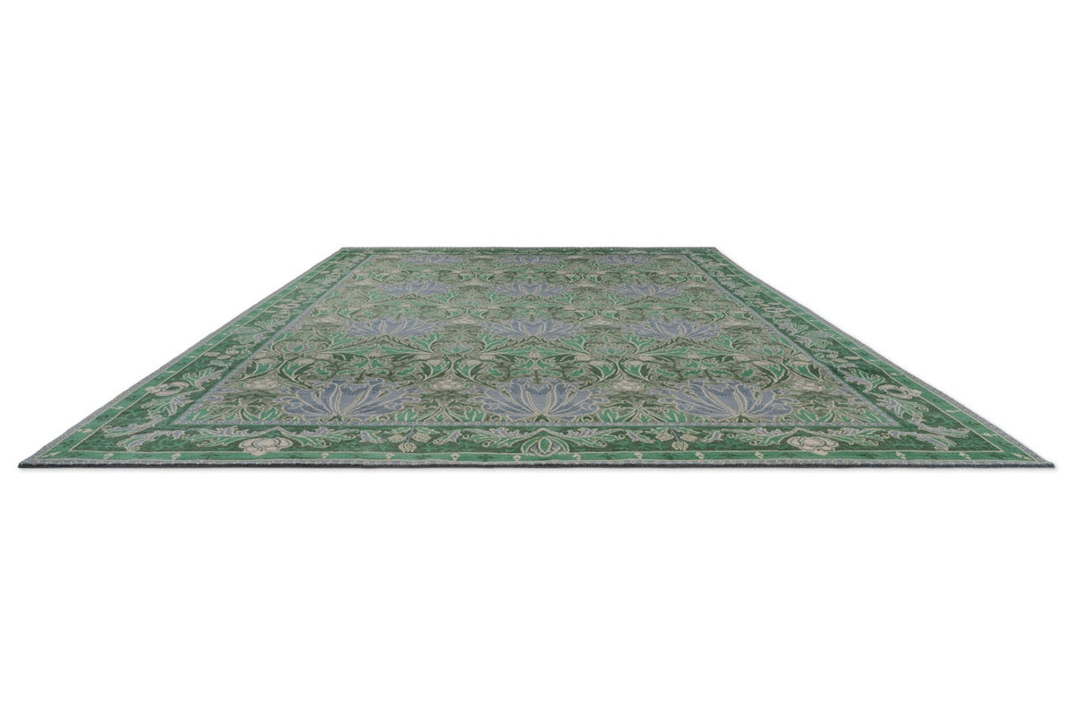 Morris & Co Helena Mineral Teppich in Seegrün und Lavendelblau, Schrägansicht