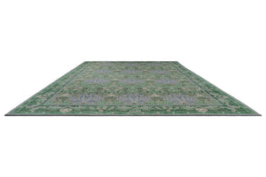 Morris & Co Helena Mineral Teppich in Seegrün und Lavendelblau, Schrägansicht