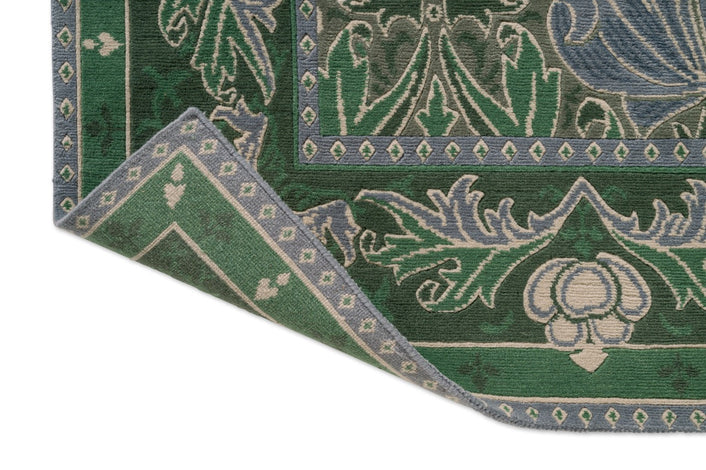 Morris & Co Helena Mineral Teppich, Detail von umgeschlagener Ecke und Rücken