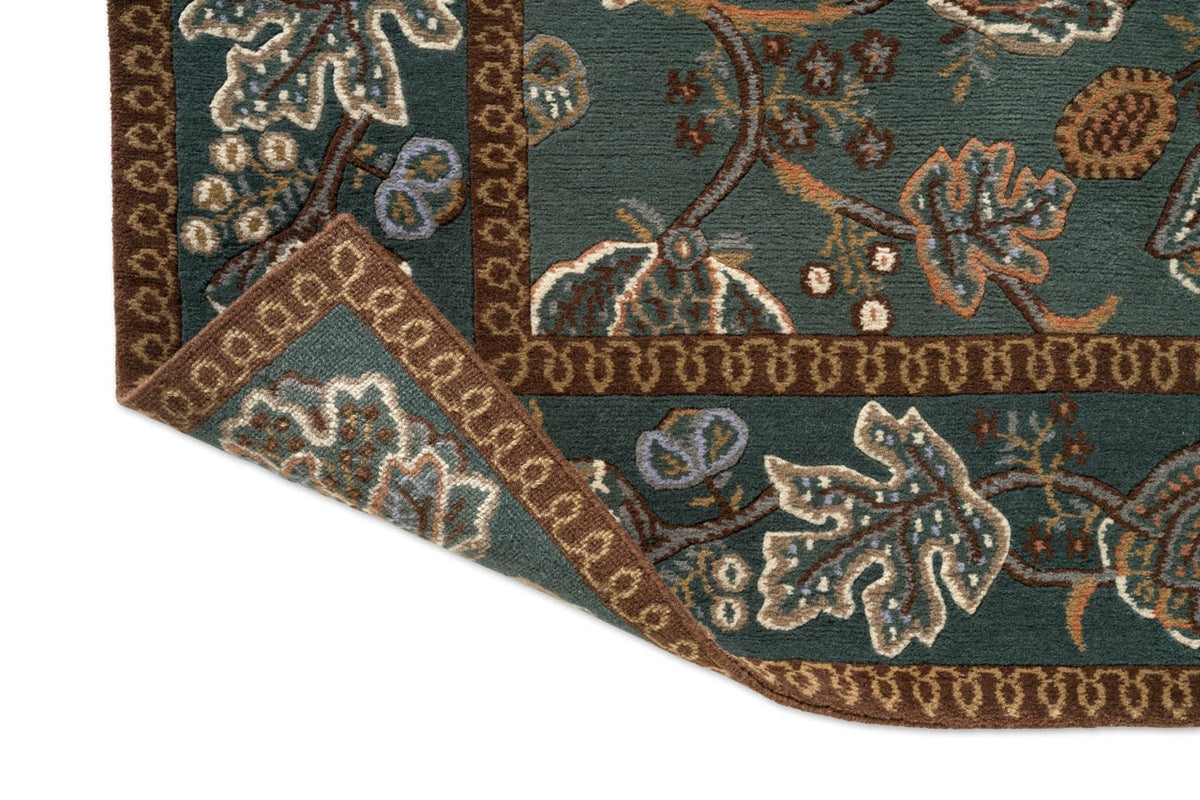 Morris & Co Theodosia Bottle Green Teppich, Detail von umgeschlagener Ecke und Rücken