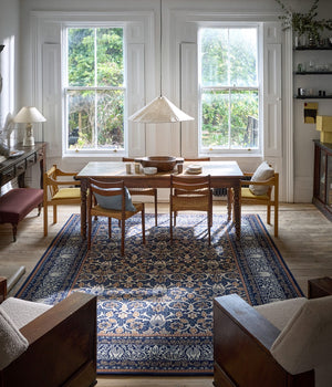 Morris & Co Borage Blue Teppich in Indigo, Elfenbein und Karamell, im Wohnraum