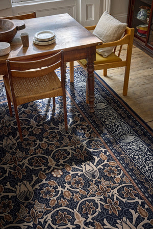 Morris & Co Borage Blue Teppich in Indigo, Elfenbein und Karamell, im Wohnraum, zweite Ansicht