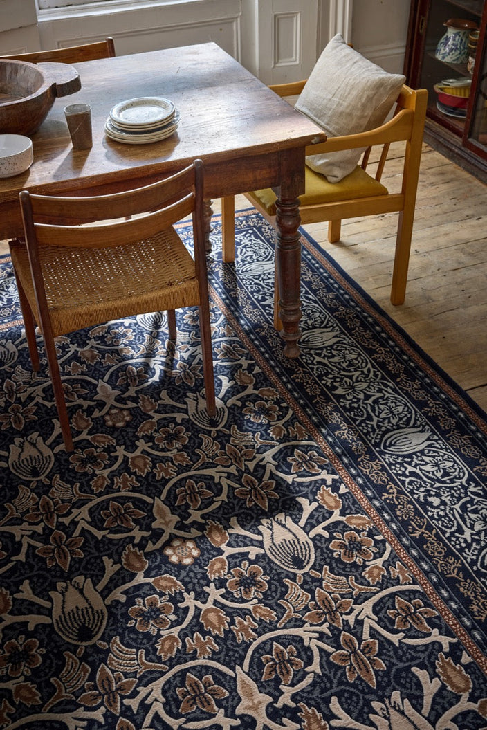 Morris & Co Borage Blue Teppich in Indigo, Elfenbein und Karamell, im Wohnraum, zweite Ansicht