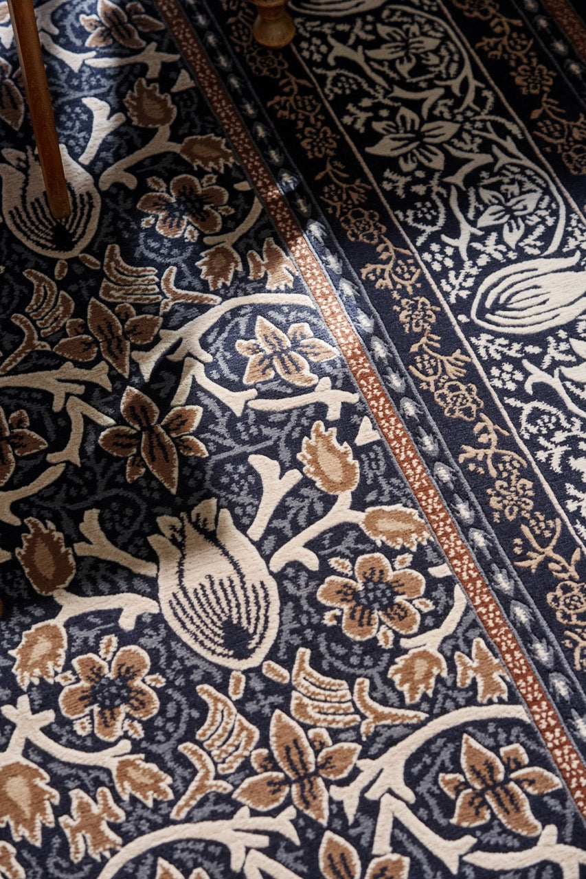 Morris & Co Borage Blue Teppich in Indigo, Elfenbein und Karamell, im Wohnraum, dritte Ansicht