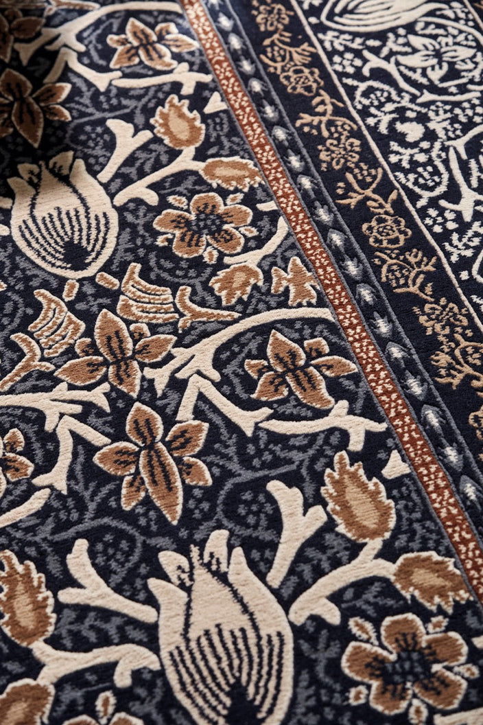 Morris & Co Borage Blue Teppich in Indigo, Elfenbein und Karamell, im Wohnraum, vierte Ansicht