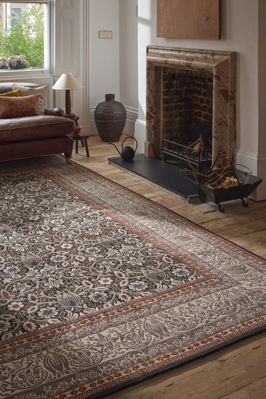 Morris & Co Borage Grey Teppich in Steingrau, Elfenbein und Ocker, im Wohnraum, zweite Ansicht