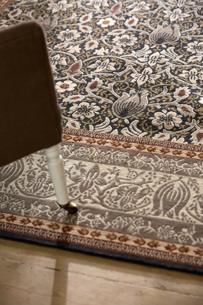 Morris & Co Borage Grey Teppich in Steingrau, Elfenbein und Ocker, im Wohnraum, vierte Ansicht