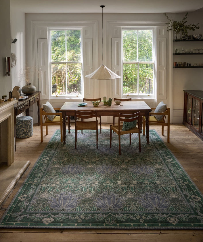 Morris & Co Helena Mineral Teppich in Seegrün und Lavendelblau, im Wohnraum