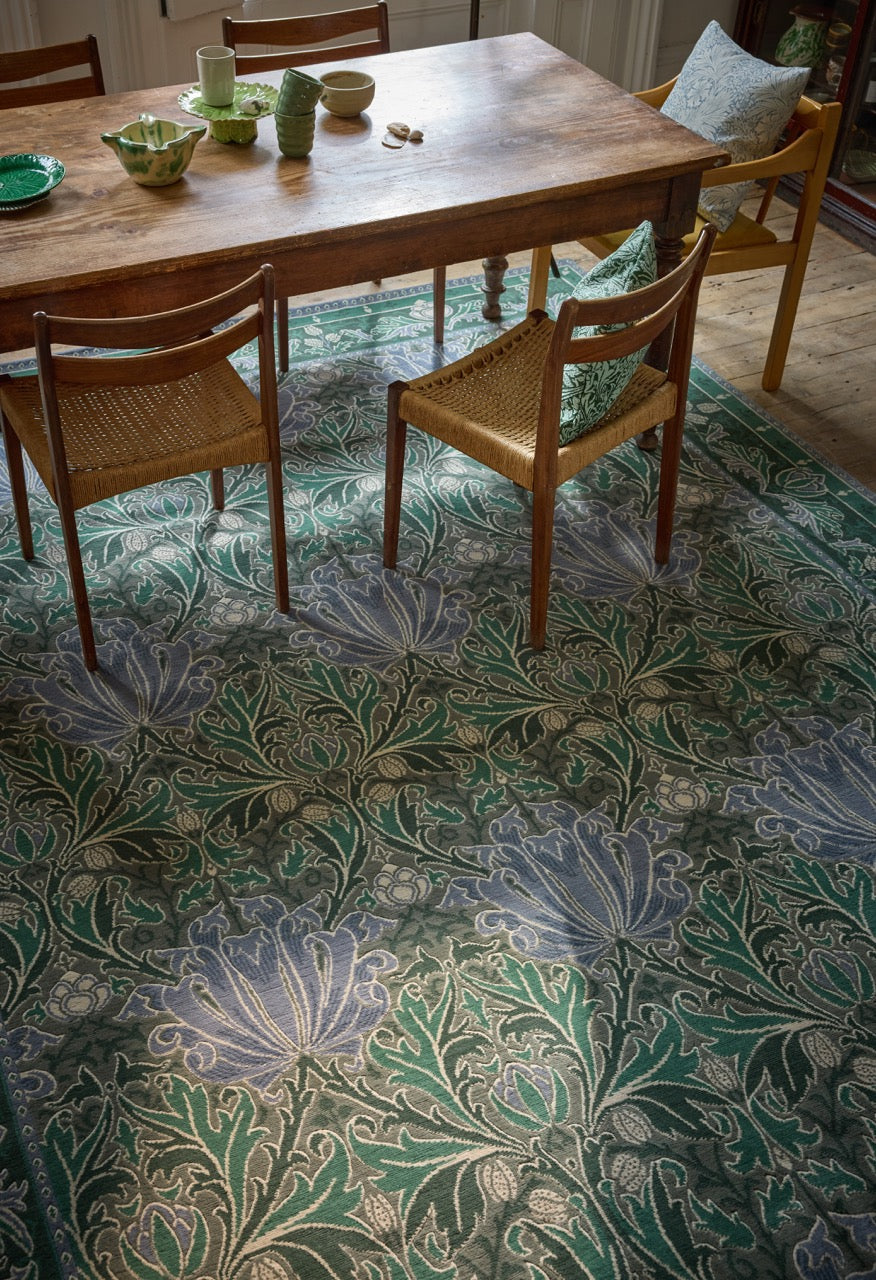 Morris & Co Helena Mineral Teppich in Seegrün und Lavendelblau, im Wohnraum, zweite Ansicht