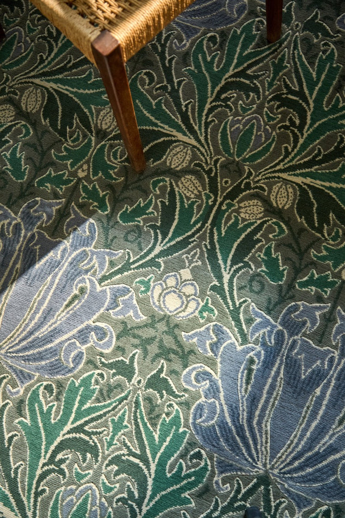 Morris & Co Helena Mineral Teppich in Seegrün und Lavendelblau, im Wohnraum, dritte Ansicht