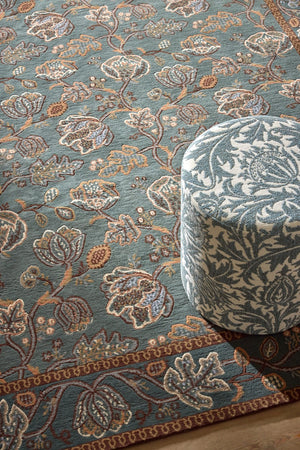 Morris & Co Theodosia Bottle Green Teppich in Flaschengrün mit Blüten in Karamell und Elfenbein, im Wohnraum, zweite Ansicht
