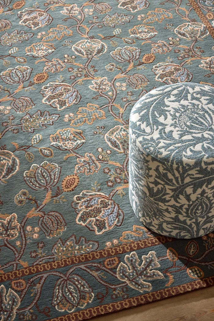 Morris & Co Theodosia Bottle Green Teppich in Flaschengrün mit Blüten in Karamell und Elfenbein, im Wohnraum, zweite Ansicht