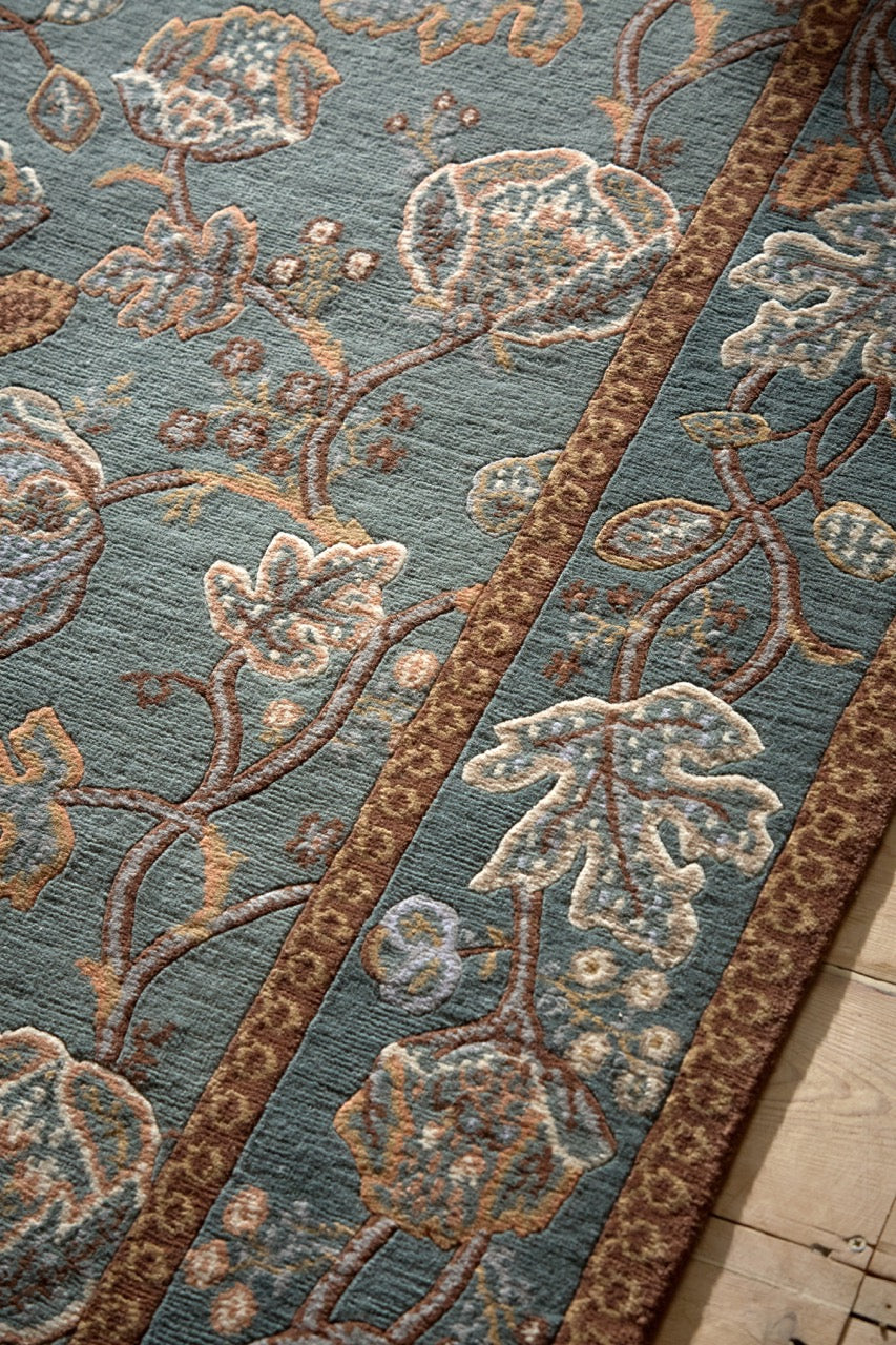 Morris & Co Theodosia Bottle Green Teppich in Flaschengrün mit Blüten in Karamell und Elfenbein, im Wohnraum, dritte Ansicht