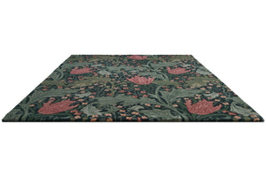 Morris & Co Lent Lily Indigo Madder Teppich in Indigo mit krapproten Tulpen und salbeigrünen Blättern, Schrägansicht