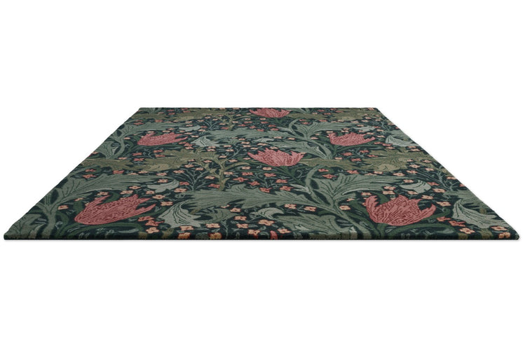 Morris & Co Lent Lily Indigo Madder Teppich in Indigo mit krapproten Tulpen und salbeigrünen Blättern, Schrägansicht