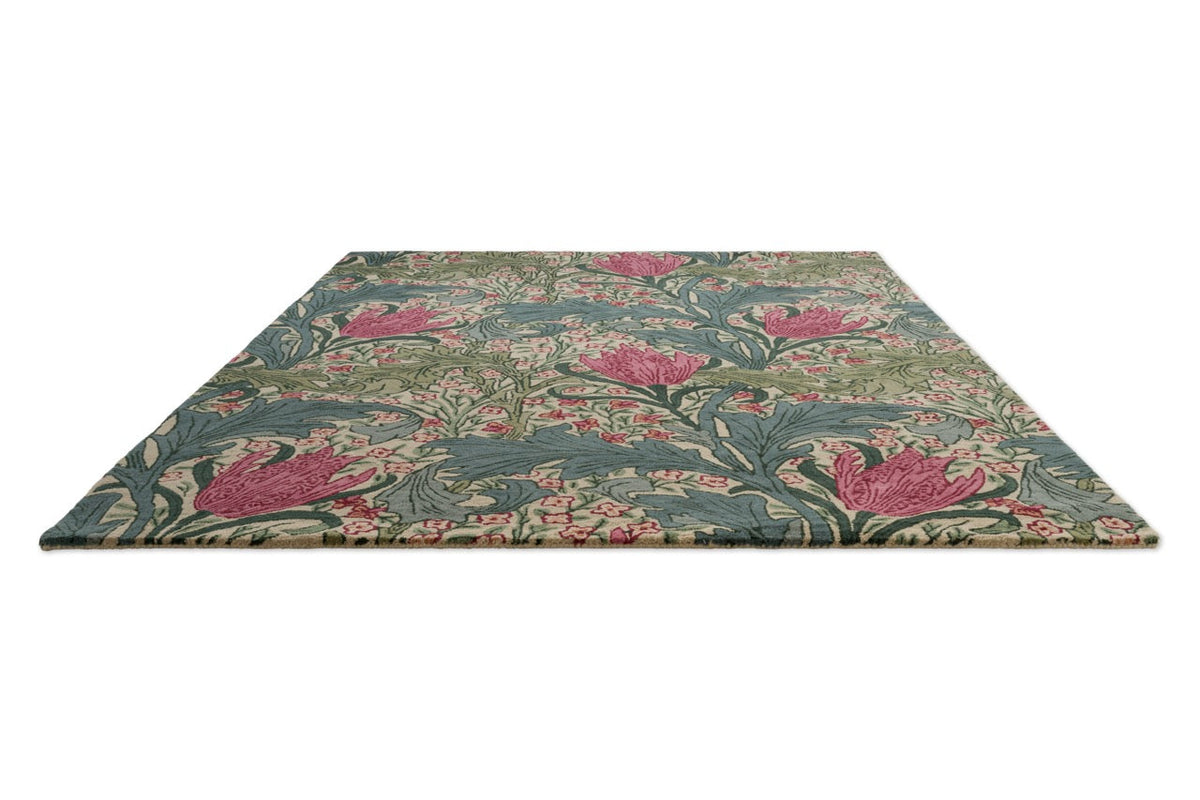 Morris & Co Lent Lily Plum Bayleaf Teppich in Creme mit pflaumenfarbenen Tulpen und lorbeergrünen Blättern, Schrägansicht