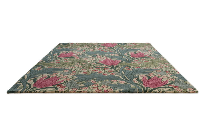 Morris & Co Lent Lily Plum Bayleaf Teppich in Creme mit pflaumenfarbenen Tulpen und lorbeergrünen Blättern, Schrägansicht