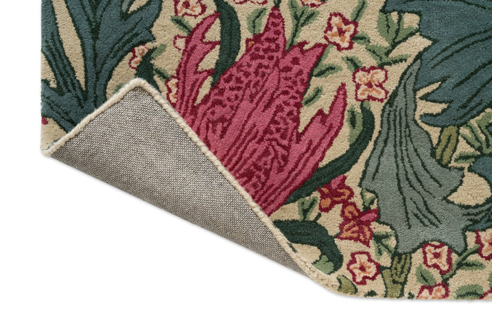 Morris & Co Lent Lily Plum Bayleaf Teppich, Detail von umgeschlagener Ecke und Rücken