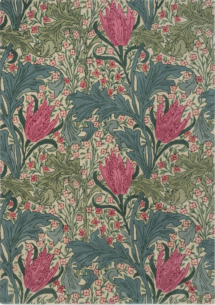Morris & Co Lent Lily Plum Bayleaf Teppich in Creme mit pflaumenfarbenen Tulpen und lorbeergrünen Blättern, Draufsicht