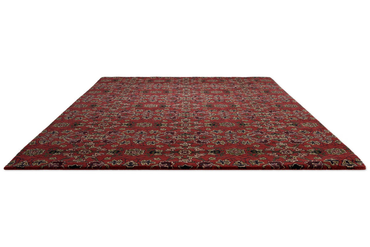 Morris & Co Persian Scroll Plum Teppich in warmem Rot mit Creme, Oliv und Aubergine, Schrägansicht