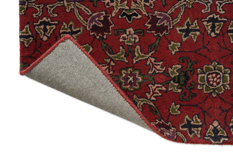 Morris & Co Persian Scroll Plum Teppich, Detail von umgeschlagener Ecke und Rücken