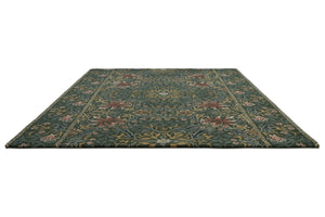 Morris & Co Walthamstow Forest Teal Teppich in Waldgrün, Petrolblau und Altgold, Schrägansicht