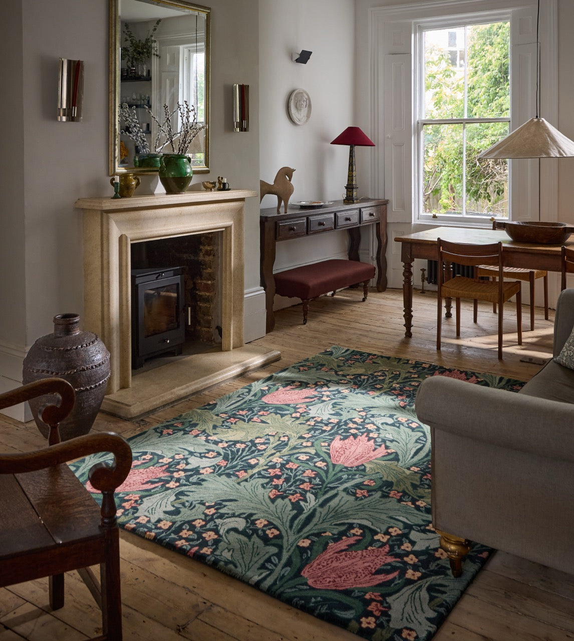 Morris & Co Lent Lily Indigo Madder Teppich in Indigo mit krapproten Tulpen und salbeigrünen Blättern, im Wohnraum