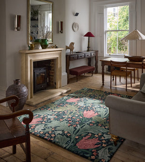Morris & Co Lent Lily Indigo Madder Teppich in Indigo mit krapproten Tulpen und salbeigrünen Blättern, im Wohnraum