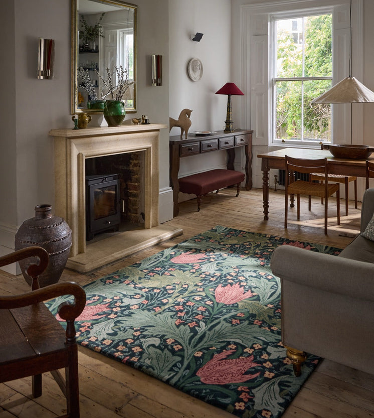 Morris & Co Lent Lily Indigo Madder Teppich in Indigo mit krapproten Tulpen und salbeigrünen Blättern, im Wohnraum