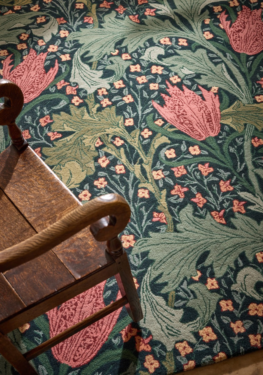 Morris & Co Lent Lily Indigo Madder Teppich in Indigo mit krapproten Tulpen und salbeigrünen Blättern, im Wohnraum, zweite Ansicht